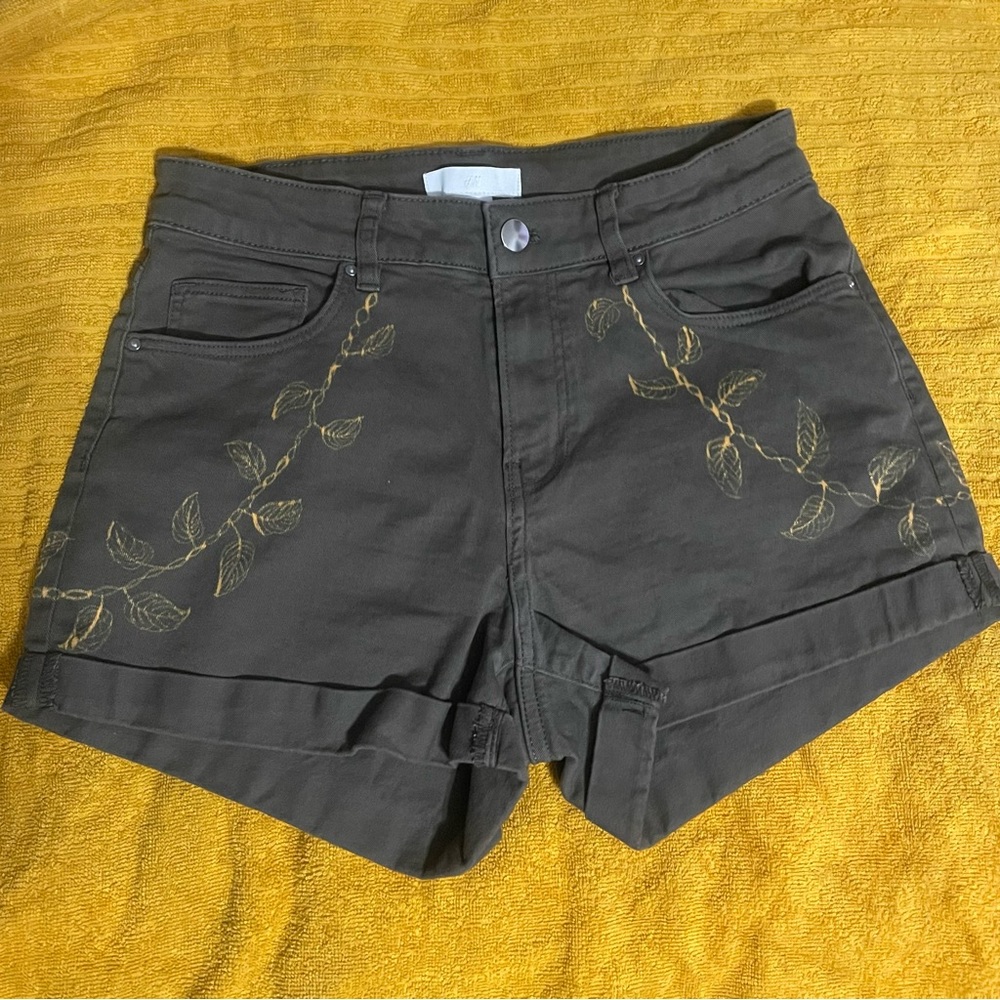 H&M High Waist Painted Olive Green Bleach Dyed Chain Leaf Vine Painted Shorts